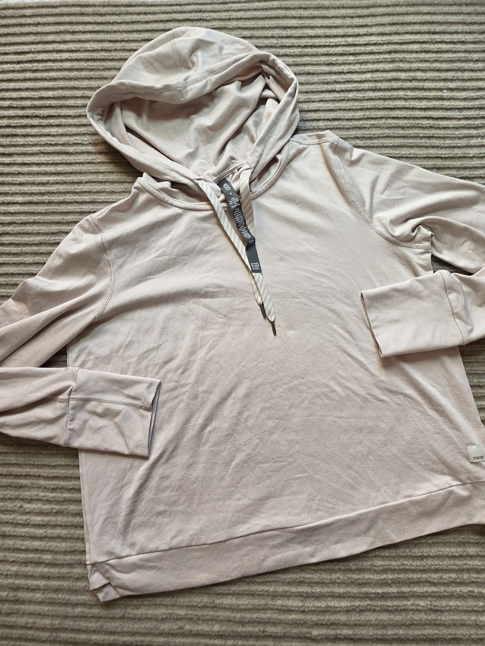 Vuori Halo Essential Hoodie Womens Small Beige Cropped Sweatshirt Athleisure